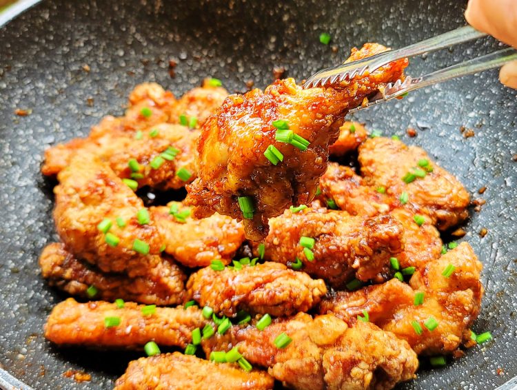 Garlic Butter Chicken Wings - Yummy Kitchen